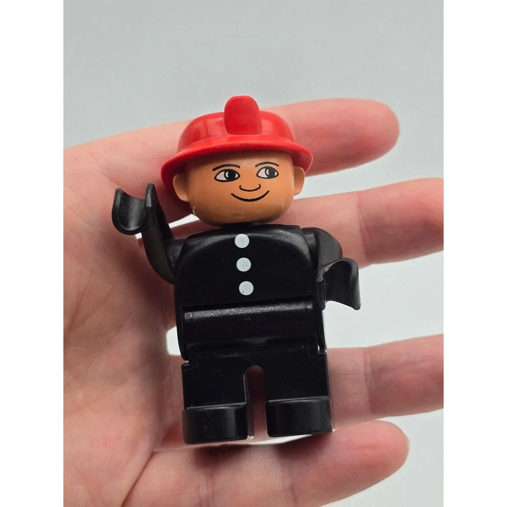 Lego Duplo Firefighter Fire Chief Fireman Firetruck 2.5